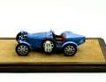 Das Vorbild zu dem EMC-Modell aus Resine entstand im Jahr 1927 auf einem Grand-Prix-Chassis