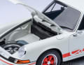 Unter dem abnehmbaren Teppich des Kofferraums versteckt sich das passende Reserverad des RS 2.7 in 1:18 ] Foto: Werk
