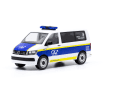 Der VW Bulli kommt in den Farben der "Alpine Air Ambulance"