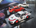 Der Porsche 935/2019 (vorne) kommt 2021, der Bürzel-Carrera RS und der Porsche 911 GT3 RS von 2016 sind als 1:8er ausgeliefert