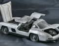 Der unlackierte Prototyp des 300 SL in 1:18 zeigt: Der Schuco-Flügeltürer bekommt bewegliche Türen und Hauben