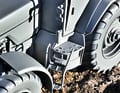 Der John Deere 8400 tritt dagegen als Too-lingmodel in 1:32 und grauer Lackierung vor die Kamera