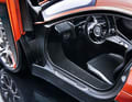 Das Jaguar-Interieur geizt nicht mit gut umgesetzten Finessen im Maßstab 1:18, der Heckflügel des C-X75 lässt sich wie beim Original aufstellen