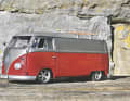 Schucos tiefergelegter VW T1 in 1:18 als „Lowrider“-Lieferwagen badet im fränkischen Wald in den Sonnenstrahlen des „Indian Summer“ 