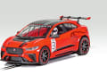 Scalextric steht mit seinem SUV Jaguar I-Pace als 1:32-Verkleinerung gleich doppelt unter Strom 
