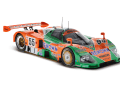 Der erste Gesamtsieg in Le Mans mit Wankelmotor macht das Original attraktiv, Dekoration und bewegliche Türen den 1:18er aus dem Hause CMR