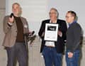 Jörg Walz von MAHLE, Andreas A. Berse (MODELL FAHRZEUG) und der glückliche Leserwahl-Gewinner Florian Wasmer (von links)
