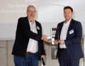 Jörg Thilow (rechts) freute sich darüber, dass Porsche 2022 die Top-Marke bei den Automobilherstellern geworden ist