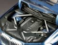 Eine detaillierte Motorattrappe, ein multimediales Cockpit und sehr filigrane Felgen hat der BMW X7  als 1:18-Modell der Japaner zu bieten
