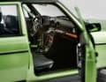 Der W123 im AMG-Look hat ein Sport-Lenkrad (unten). Beide Norev- Mercedes-Benz in 1:18 punkten mit guter Dekoration und makelloser Lackierung.