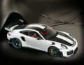 Darf es ein bisschen mehr sein? Beim weißen Porsche 911 GT2 RS von Autoart in 1:18 ist jedenfalls das teure Weissach-Paket in Serie mit an Bord.