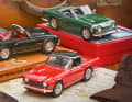 In Schwarz und Rot baut Schuco den TR5 mit Surrey-Verdeck, in klassischem Grün den TR250 als Resinemodell in 1:18