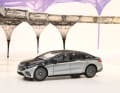 Der Mercedes EQS von NZG in 1:18 parkt vor einem Modell des Elytra Filament Pavilions ...