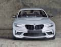 Auch wenn die Karosserie geschlossen  bleibt, mangelt es dem BMW M2 CS von Minichamps  nicht an brillanten 1:18-Finessen