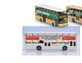 Zwei „Hübner“-Busse das weiße Sondermodell zum Tag der offenen Tür