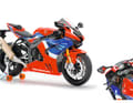 Feuerrot und Blau steht der Feuerklinge von Tamiya,  der Honda CBR 1000 RR Fireblade SP in 1:12, gut