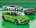 Der Jaguar XJ 220 von Maxichamps und der Mercedes-AMG GT-R von Minichamps kommen beide im Maßstab 1:43 und aus Die Cast auf den Markt