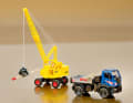 Der gelbe Fuchs-Bagger in 1:87 beim Beladen des Unimog U20 in Blau und Silber