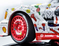 Bis in die lackierten LM-Felgen mit  Bridgestone-Bereifung hinein zeichnet Minichamps den Entwurf von Künstler Andora perfekt nach