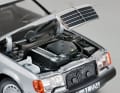 Auf dem Röntgenblick in den Motorraum des Mercedes 300 CE parken die beiden 1:18- Modelle, die Norev exzellent umgesetzt hat