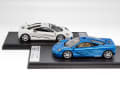 Blauer Testwagen „XP4“ und weiße Nr. 107 für den Renneinsatz im Maßstab 1:43
