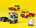 Deko, die Feinheit der Gravuren, die deutliche Verbesserung der Interieurs zeigen den Fortschritt der Mercedes-Lkw en miniature