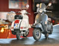 Mit zurückhaltender Farbwahl in den Tönen Weiß und Grau unterstreicht Schuco die klassische Eleganz der beiden neuen Ausgaben seines Piaggio-Motorrollers in 1:10