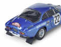 Die blaue Monte-Alpine hat in 1:8 gut getroffene Proportionen. Man beachte die hinteren Schmutzfänger. ] Foto: Werk