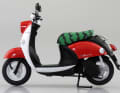 Die runde Grundform seines Rollers im Retro-Design kombiniert Yamaha mit Zweifarbigkeit. Die macht auch der 1:12-Kit ab Mai möglich. ] Foto: Werk