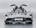 Die extrem zerklüftete Karosserie des Aston Martin Valkyrie tri!t Maisto/Bauer in 1:18 perfekt.