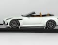 Bei der Version in Luna White spendiert der asiatische Modellauto-Hersteller seinem 1:18-Modell Zehnarmspeichen-Räder im Bicolor-Look und ein hellbraunes Interieur ] Foto: Motorhelix