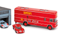 Als Accessoires in H0 gibt es Nürburgring-Boxen, Ferrari-Renntransporter und die passende Scuderia-DS in Break-Version