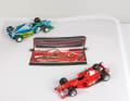 Schumachers Original- Utensilien mit dem Benetton B194 von Minichamps und dem Ferrari F1 2000 von Mattel in der Baugröße 1:43