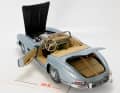 Der fein gemachte Kit hat selbstverständlich bewegliche Hauben und Türen. Man beachte das originalgetreue Kofferset des 300 SL in 1:8. ] Foto: Modelcars24