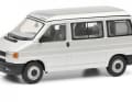 Der Volkswagen T4 aus dem Set tritt als einziger Kandidat in Uni an. Er ist silbern lackiert.
