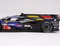 Die Seitenansicht zeigt dagegen den 1:18-Cadillac, wie er in Le Mans 2023 als Dritter durch das Ziel fuhr
