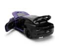 Das neue Die-Cast-Modell dieses besonderen Chevrolet Camaro ZL1 rollt mit beweglichen Türen und Hauben, tiefergelegt und mit extrabreiten Felgen aus der Box ] Foto: Jada Toys