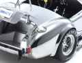 Der verkleinerte Power-Roadster hat bewegliche Türen und Hauben. Die Vorderräder der AC Cobra 427 S/C lassen sich originalgetreu lenken. ] Foto: Werk