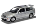 Eine echte Ford-Granate liefert das Vorbild zu diesem 1:43-Modell. Es ist ein Ford Escort in der heißen Cosworth-RS-Version und der dezenten Farbe Moondust-Silver. ] Foto: Werk