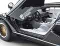 Die Inneneinrichtung des schwarzen Countach LP500R ist in der Kontrastfarbe Weiß gehalten