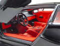 Diese neuen Variante spendiert Kyosho ein sehr fein umgesetztes Interieur in hellem Rot