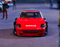 Selbstverständlich kommt der schrille Datsun im Widebody-Look daher und trägt einen krass tiefen Frontspoiler ] Foto: Hot Wheels