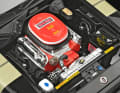 Der verkleinerte V8 des Kits entspricht dem des Filmautos und ist damit alles andere als Serie ] Foto: Revell