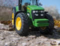 Exklusiv konnte MODELL FAHRZEUG das teilweise dekorierte Vorserienmuster des John Deere 7930 von Schuco ablichten