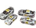 Die Startnummer 152 von Minichamps und Spark in 1:43 sowie Sparks 1:18er posieren auf dem passenden Originalposter der Carrera Panamericana (von links)