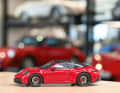 Der Porsche Targa des 992 mit funktionstüchtigem Klappdach in 1:18 von Minichamps ist noch ein Die-Cast-Geheimnis