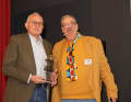 Heinz Engstfeld (links) von Glow2B gewann mit dem Porsche 928 von Heller als 1:43-Kit