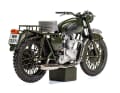 Auch in der Heckansicht ist die Verschmutzung der Triumph TR6 Trophy in 1:12 gut zu erkennen