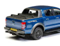 Das blaue Pressemodell des Ford Ranger liefert Corgi mit geschlossener Persenning in 1:43
