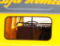 Die Heckscheibe der Resineverleinerung ermöglicht einen Blick auf den Fahrersitz im Lieferwagen von Laudoracing ] Foto: Laudoracing